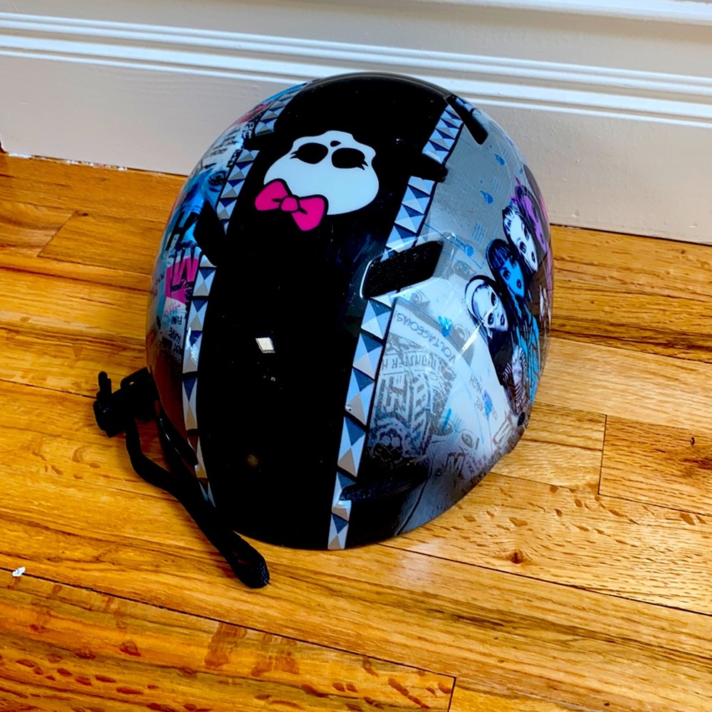 Hi today I will be selling a monster high helmet !